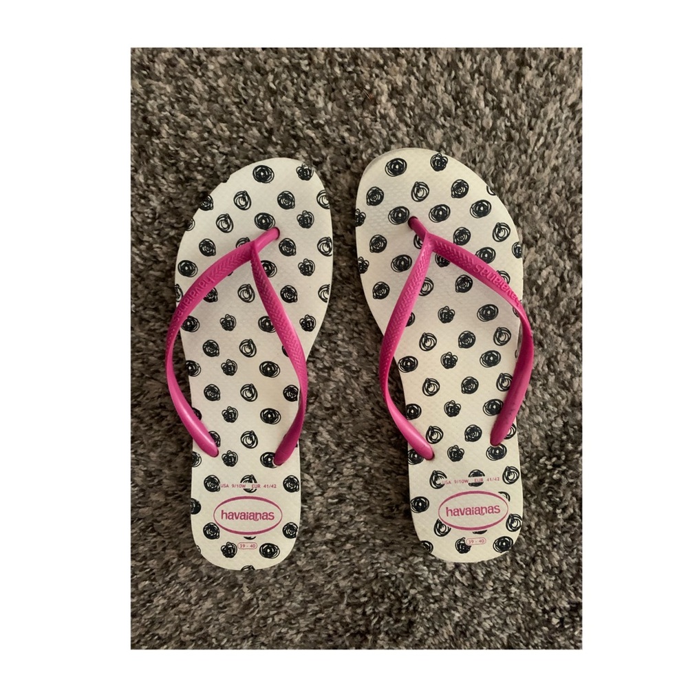 Havaina magenta and White Polka dot flip flops